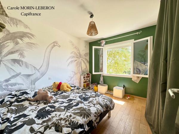 Maison de plain-pied, 4 chambres, double garage et jardin