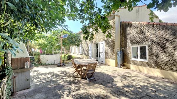 Très grande maison ancienne pleine de charme totalisant 190 m² habitables environ sur deux niveaux. Au rez de chaussée vous bénéficiez d'un espace nuit composé de deux chambres, une salle d'eau et wc indépendants que vous pouvez transformer en gite indépendant. L'accueil se présente par une très belle pièce à vivre  dotée d'une superbe cheminée ouverte et communiquante sur l'espace séjour et cuisine. Du salon on accède à la cuisine et à la buanderie d'un côté, et de l'autre côté à la terrasse plein sud, et à une autre chambre utilisée comme bureau orientée sud également. Puis l'escalier vous mène au second espace nuit composé de trois chambres, une pièce dressing et une salle d'eau. De l'extérieur et la terrasse vous pourrez profiter de la grande et belle nature avec vue sur des espaces dégagés, des arbres, du calme,  et vous rafraîchir dans la piscine chauffée par pompe à chaleur, entourée d'un très grand espace communiquant au séjoour cuisine et à un espace de stockage et rangements.
Pour tout renseignement complémentaire ou pour organiser une visite, contactez Dominique Ortion.
Tout candidat acquéreur est informé de son droit de se faire accompagner, lors de la visite, par un professionnel du bâtiment de son choix.
Il est demandé de signaler préalablement la présence de cet intervenant afin de permettre l’organisation de la visite dans des conditions adaptées.
