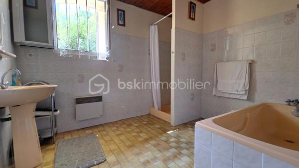 Très grande maison ancienne pleine de charme totalisant 190 m² habitables environ sur deux niveaux. Au rez de chaussée vous bénéficiez d'un espace nuit composé de deux chambres, une salle d'eau et wc indépendants que vous pouvez transformer en gite indépendant. L'accueil se présente par une très belle pièce à vivre  dotée d'une superbe cheminée ouverte et communiquante sur l'espace séjour et cuisine. Du salon on accède à la cuisine et à la buanderie d'un côté, et de l'autre côté à la terrasse plein sud, et à une autre chambre utilisée comme bureau orientée sud également. Puis l'escalier vous mène au second espace nuit composé de trois chambres, une pièce dressing et une salle d'eau. De l'extérieur et la terrasse vous pourrez profiter de la grande et belle nature avec vue sur des espaces dégagés, des arbres, du calme,  et vous rafraîchir dans la piscine chauffée par pompe à chaleur, entourée d'un très grand espace communiquant au séjoour cuisine et à un espace de stockage et rangements.
Pour tout renseignement complémentaire ou pour organiser une visite, contactez Dominique Ortion.
Tout candidat acquéreur est informé de son droit de se faire accompagner, lors de la visite, par un professionnel du bâtiment de son choix.
Il est demandé de signaler préalablement la présence de cet intervenant afin de permettre l’organisation de la visite dans des conditions adaptées.