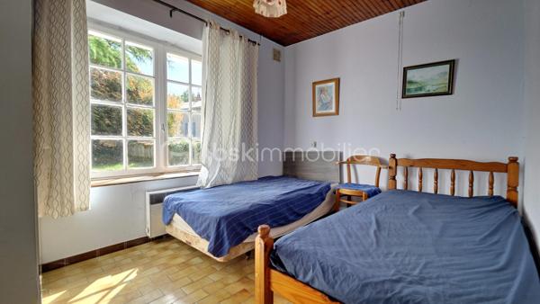 Très grande maison ancienne pleine de charme totalisant 190 m² habitables environ sur deux niveaux. Au rez de chaussée vous bénéficiez d'un espace nuit composé de deux chambres, une salle d'eau et wc indépendants que vous pouvez transformer en gite indépendant. L'accueil se présente par une très belle pièce à vivre  dotée d'une superbe cheminée ouverte et communiquante sur l'espace séjour et cuisine. Du salon on accède à la cuisine et à la buanderie d'un côté, et de l'autre côté à la terrasse plein sud, et à une autre chambre utilisée comme bureau orientée sud également. Puis l'escalier vous mène au second espace nuit composé de trois chambres, une pièce dressing et une salle d'eau. De l'extérieur et la terrasse vous pourrez profiter de la grande et belle nature avec vue sur des espaces dégagés, des arbres, du calme,  et vous rafraîchir dans la piscine chauffée par pompe à chaleur, entourée d'un très grand espace communiquant au séjoour cuisine et à un espace de stockage et rangements.
Pour tout renseignement complémentaire ou pour organiser une visite, contactez Dominique Ortion.
Tout candidat acquéreur est informé de son droit de se faire accompagner, lors de la visite, par un professionnel du bâtiment de son choix.
Il est demandé de signaler préalablement la présence de cet intervenant afin de permettre l’organisation de la visite dans des conditions adaptées.