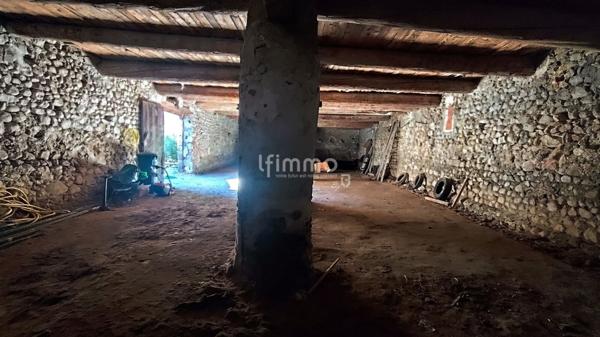 anciennes écuries de 200 m² au sol sur deux niveaux