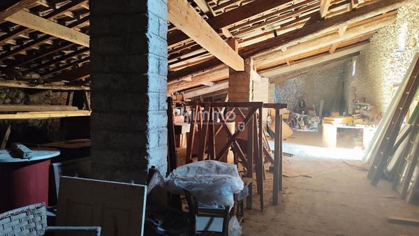 anciennes écuries de 200 m² au sol sur deux niveaux