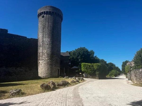 Vente                                                      Maison de village
                        
                     3 pièces                      80 m2                     à La Couvertoirade