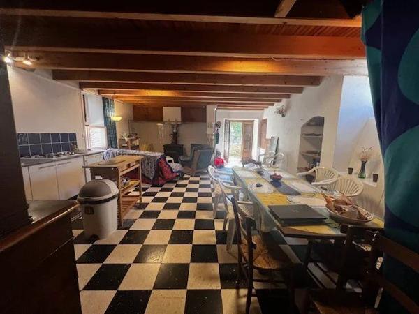 Vente                                                      Maison de village
                        
                     3 pièces                      80 m2                     à La Couvertoirade