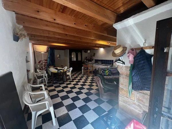 Vente                                                      Maison de village
                        
                     3 pièces                      80 m2                     à La Couvertoirade