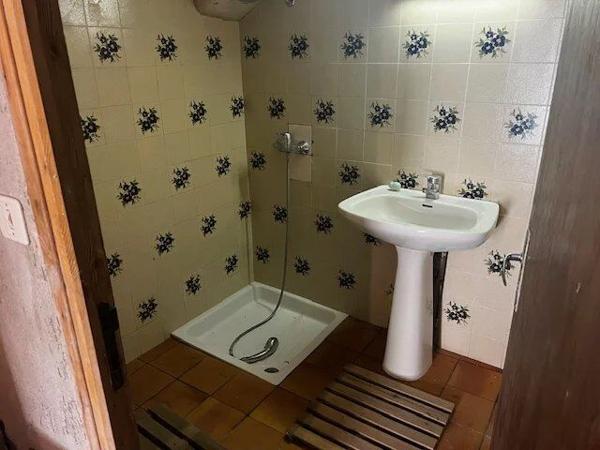 Vente                                                      Maison de village
                        
                     3 pièces                      80 m2                     à La Couvertoirade
