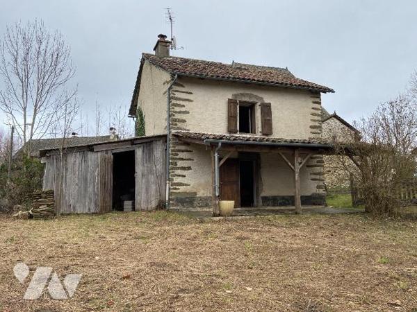 ROANNES SAINT MARY, sur terrain de 1013 m² maison d'habitation en pierre de 52 m² comprenant pi...