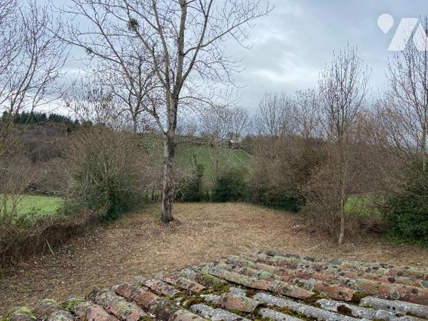 ROANNES SAINT MARY, sur terrain de 1013 m² maison d'habitation en pierre de 52 m² comprenant pi...