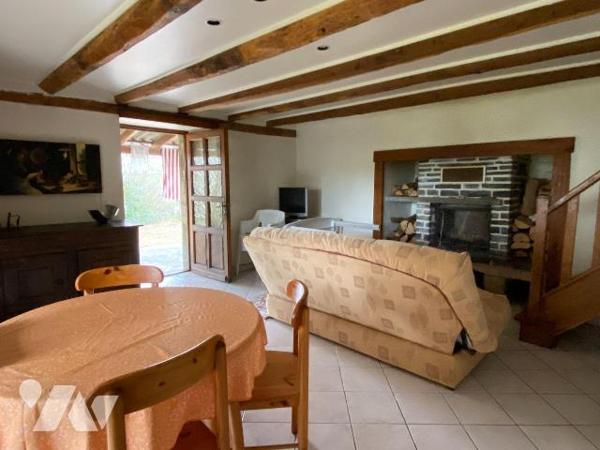 ROANNES SAINT MARY, sur terrain de 1013 m² maison d'habitation en pierre de 52 m² comprenant pi...