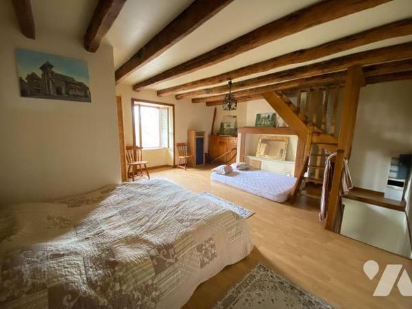 ROANNES SAINT MARY, sur terrain de 1013 m² maison d'habitation en pierre de 52 m² comprenant pi...