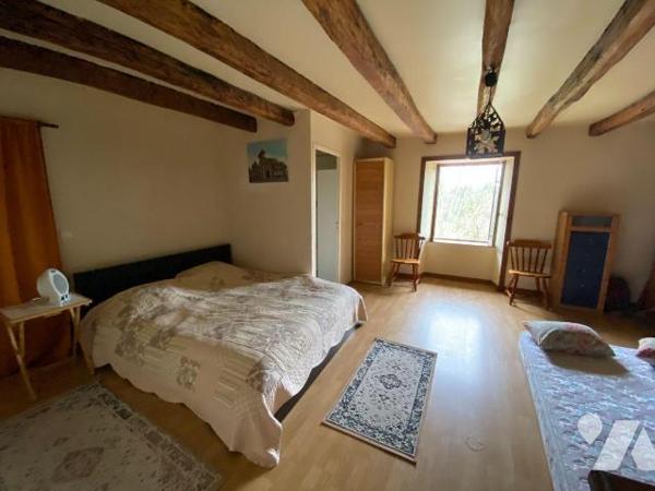 ROANNES SAINT MARY, sur terrain de 1013 m² maison d'habitation en pierre de 52 m² comprenant pi...