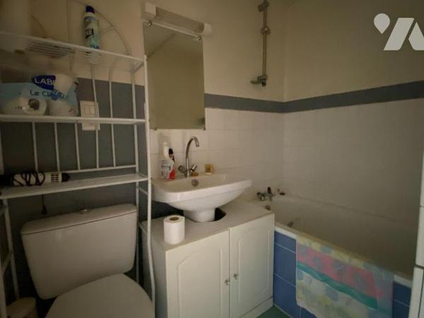 ROANNES SAINT MARY, sur terrain de 1013 m² maison d'habitation en pierre de 52 m² comprenant pi...