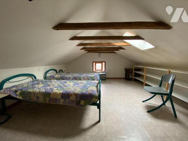 ROANNES SAINT MARY, sur terrain de 1013 m² maison d'habitation en pierre de 52 m² comprenant pi...