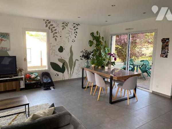 EXCLUSIVITÉ - LES HERBIERS - Idéalement situé au Peux, ce plain-pied de 2013 vous permettra de ...