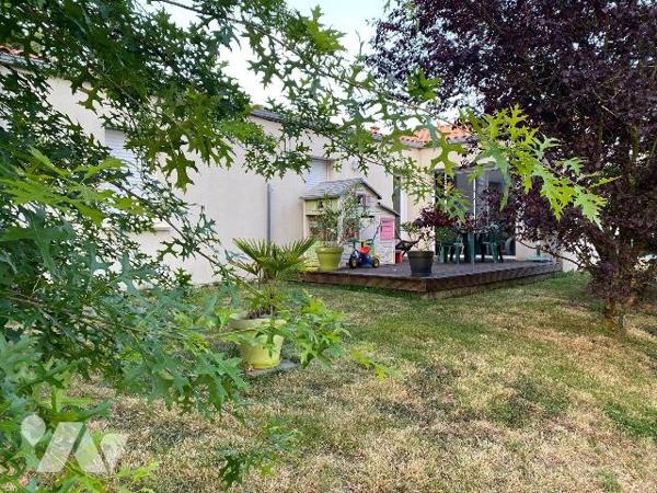 EXCLUSIVITÉ - LES HERBIERS - Idéalement situé au Peux, ce plain-pied de 2013 vous permettra de ...