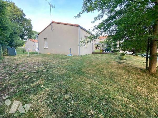 EXCLUSIVITÉ - LES HERBIERS - Idéalement situé au Peux, ce plain-pied de 2013 vous permettra de ...