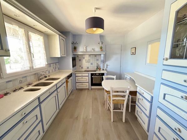 Maison 4 pièce(s), plus bureau, véranda et garage sur 603 m² de terrain, hors couloir aérien