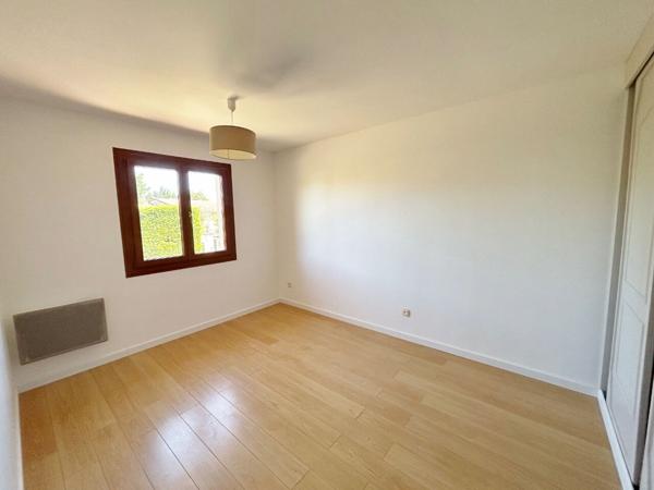 Maison 4 pièce(s), plus bureau, véranda et garage sur 603 m² de terrain, hors couloir aérien