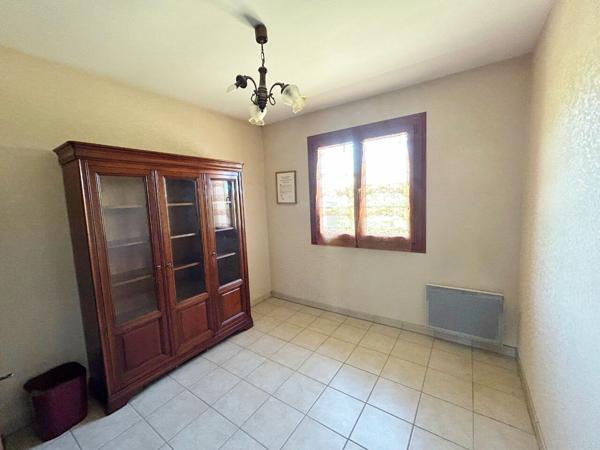 Maison 4 pièce(s), plus bureau, véranda et garage sur 603 m² de terrain, hors couloir aérien