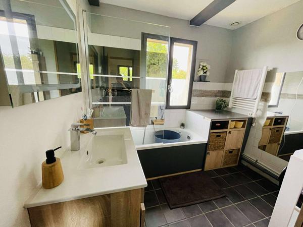 Maison entièrement rénovée. 110 m2. 4 chambres.3700m² de terrain