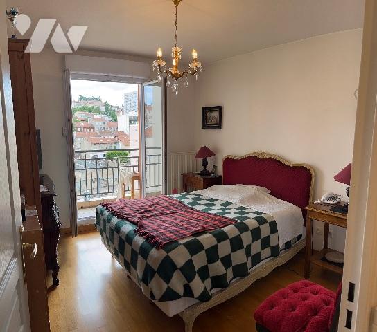 Saint-Etienne rue Tréfilerie très bel F4 91 m2 grande terrasse 2 GARAGES très bon état prix 185 000€