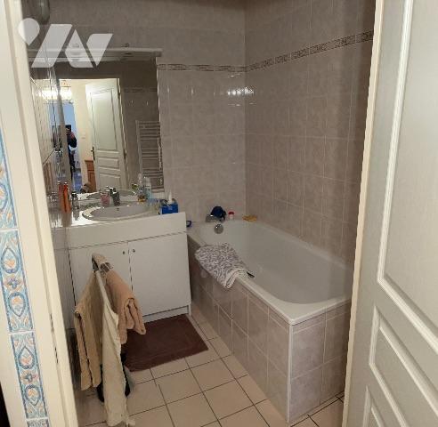 Saint-Etienne rue Tréfilerie très bel F4 91 m2 grande terrasse 2 GARAGES très bon état prix 185 000€