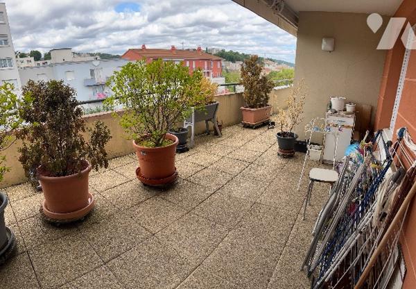 Saint-Etienne rue Tréfilerie très bel F4 91 m2 grande terrasse 2 GARAGES très bon état prix 185 000€