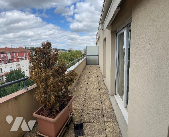 Saint-Etienne rue Tréfilerie très bel F4 91 m2 grande terrasse 2 GARAGES très bon état prix 185 000€