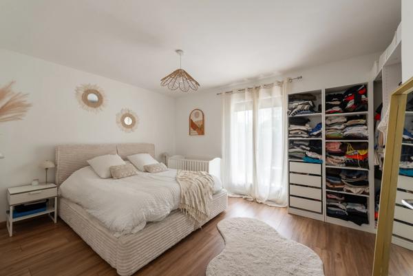 Maison
         6 pièces
        - 187 m² 569 000 € *