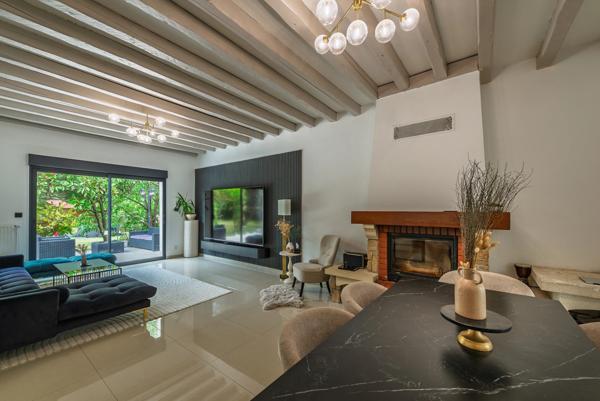 Maison
         6 pièces
        - 187 m² 569 000 € *