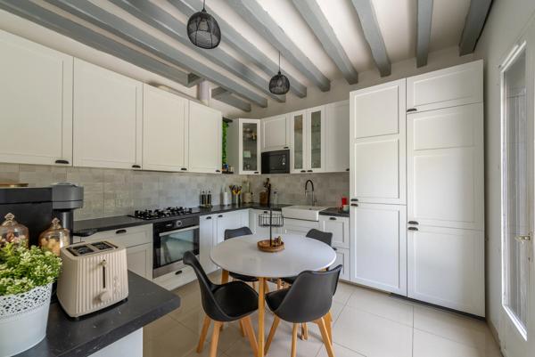 Maison
         6 pièces
        - 187 m² 569 000 € *