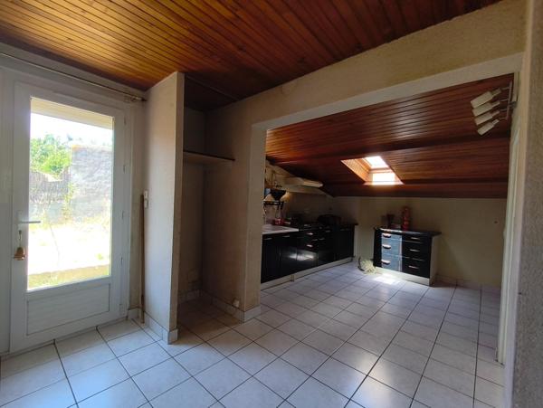MAISON - 1 CHAMBRE - GARAGE - HANGAR - JARDIN
