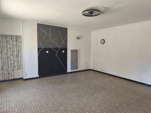 MAISON - 1 CHAMBRE - GARAGE - HANGAR - JARDIN