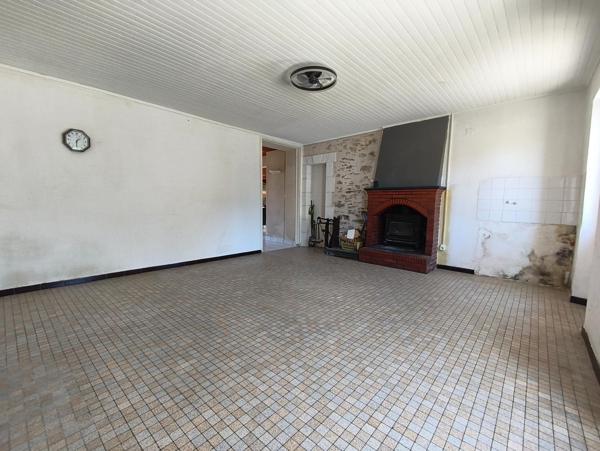 MAISON - 1 CHAMBRE - GARAGE - HANGAR - JARDIN