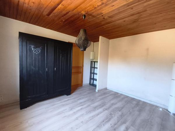 MAISON - 1 CHAMBRE - GARAGE - HANGAR - JARDIN