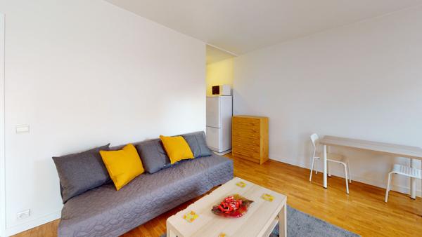 Grand studio meublé avec parking