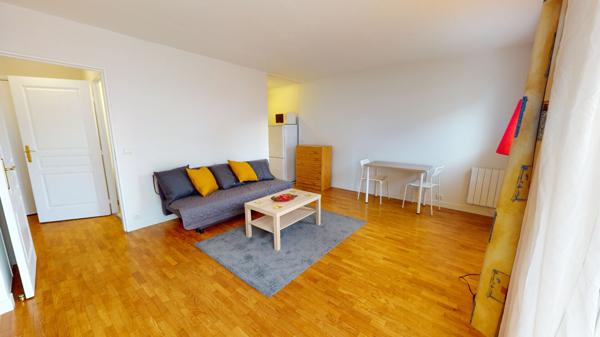 Grand studio meublé avec parking