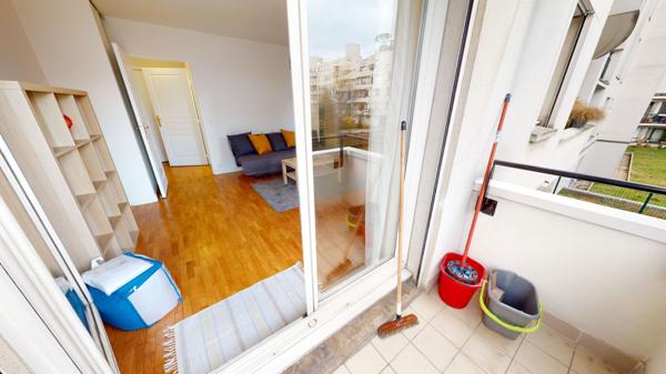 Grand studio meublé avec parking