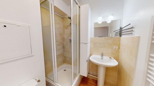 Grand studio meublé avec parking