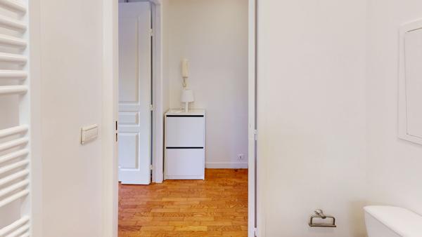 Grand studio meublé avec parking