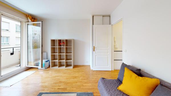 Grand studio meublé avec parking