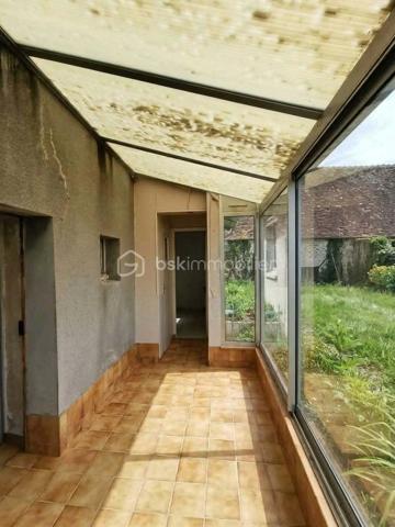 Située sur la commune de Mortrée, à seulement 10 minutes à pied des commodités, cette maison offre un beau potentiel pour un projet de rénovation et de personnalisation.

- Le rez-de-chaussée permet d'envisager une vie de plain-pied grâce à la présence d'une chambre, d'une cuisine, d'un salon, d'une petite arrière-cuisine, d'une véranda, de WC séparés et d'une salle d'eau.

- À l'étage, un dégagement avec évier dessert trois chambres, offrant des possibilités d'aménagement supplémentaires selon vos besoins.

- À l'extérieur, vous profiterez d'un petit jardin ainsi que de petites dépendances.

Un véritable atout : la propriété est vendue avec un terrain non attenant, situé à quelques mètres de la maison et comprenant un grande garage.

Des travaux sont à prévoir, notamment en matière d'isolation et d'électricité. Cette maison s'adresse aux acquéreurs souhaitant réaliser un projet à leur image et valoriser un bien selon leurs envies.

Une opportunité à découvrir pour les amateurs de rénovation, les primo-accédants ou les investisseurs à la recherche d'un bien offrant de belles possibilités.

À visiter sans tarder !
06 82 17 42 95