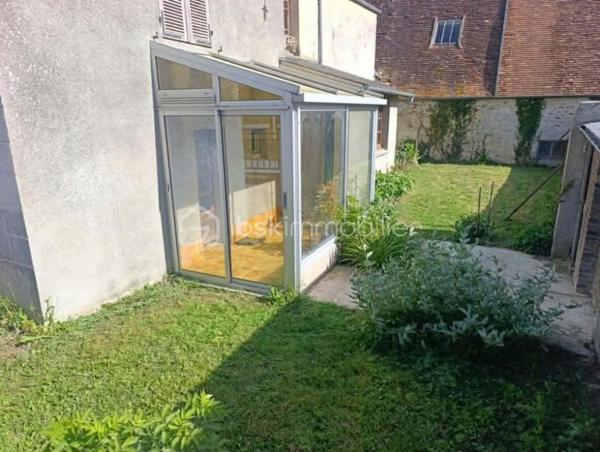 Située sur la commune de Mortrée, à seulement 10 minutes à pied des commodités, cette maison offre un beau potentiel pour un projet de rénovation et de personnalisation.

- Le rez-de-chaussée permet d'envisager une vie de plain-pied grâce à la présence d'une chambre, d'une cuisine, d'un salon, d'une petite arrière-cuisine, d'une véranda, de WC séparés et d'une salle d'eau.

- À l'étage, un dégagement avec évier dessert trois chambres, offrant des possibilités d'aménagement supplémentaires selon vos besoins.

- À l'extérieur, vous profiterez d'un petit jardin ainsi que de petites dépendances.

Un véritable atout : la propriété est vendue avec un terrain non attenant, situé à quelques mètres de la maison et comprenant un grande garage.

Des travaux sont à prévoir, notamment en matière d'isolation et d'électricité. Cette maison s'adresse aux acquéreurs souhaitant réaliser un projet à leur image et valoriser un bien selon leurs envies.

Une opportunité à découvrir pour les amateurs de rénovation, les primo-accédants ou les investisseurs à la recherche d'un bien offrant de belles possibilités.

À visiter sans tarder !
06 82 17 42 95