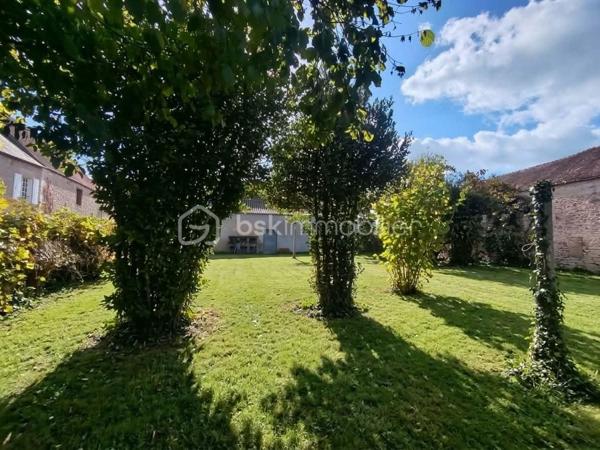 Située sur la commune de Mortrée, à seulement 10 minutes à pied des commodités, cette maison offre un beau potentiel pour un projet de rénovation et de personnalisation.

- Le rez-de-chaussée permet d'envisager une vie de plain-pied grâce à la présence d'une chambre, d'une cuisine, d'un salon, d'une petite arrière-cuisine, d'une véranda, de WC séparés et d'une salle d'eau.

- À l'étage, un dégagement avec évier dessert trois chambres, offrant des possibilités d'aménagement supplémentaires selon vos besoins.

- À l'extérieur, vous profiterez d'un petit jardin ainsi que de petites dépendances.

Un véritable atout : la propriété est vendue avec un terrain non attenant, situé à quelques mètres de la maison et comprenant un grande garage.

Des travaux sont à prévoir, notamment en matière d'isolation et d'électricité. Cette maison s'adresse aux acquéreurs souhaitant réaliser un projet à leur image et valoriser un bien selon leurs envies.

Une opportunité à découvrir pour les amateurs de rénovation, les primo-accédants ou les investisseurs à la recherche d'un bien offrant de belles possibilités.

À visiter sans tarder !
06 82 17 42 95