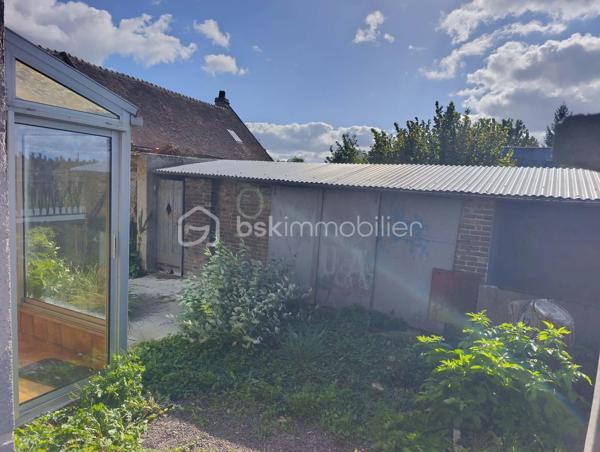 Située sur la commune de Mortrée, à seulement 10 minutes à pied des commodités, cette maison offre un beau potentiel pour un projet de rénovation et de personnalisation.

- Le rez-de-chaussée permet d'envisager une vie de plain-pied grâce à la présence d'une chambre, d'une cuisine, d'un salon, d'une petite arrière-cuisine, d'une véranda, de WC séparés et d'une salle d'eau.

- À l'étage, un dégagement avec évier dessert trois chambres, offrant des possibilités d'aménagement supplémentaires selon vos besoins.

- À l'extérieur, vous profiterez d'un petit jardin ainsi que de petites dépendances.

Un véritable atout : la propriété est vendue avec un terrain non attenant, situé à quelques mètres de la maison et comprenant un grande garage.

Des travaux sont à prévoir, notamment en matière d'isolation et d'électricité. Cette maison s'adresse aux acquéreurs souhaitant réaliser un projet à leur image et valoriser un bien selon leurs envies.

Une opportunité à découvrir pour les amateurs de rénovation, les primo-accédants ou les investisseurs à la recherche d'un bien offrant de belles possibilités.

À visiter sans tarder !
06 82 17 42 95