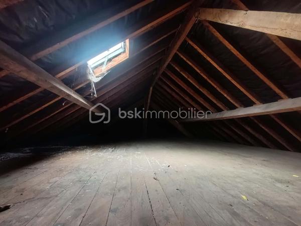 Située sur la commune de Mortrée, à seulement 10 minutes à pied des commodités, cette maison offre un beau potentiel pour un projet de rénovation et de personnalisation.

- Le rez-de-chaussée permet d'envisager une vie de plain-pied grâce à la présence d'une chambre, d'une cuisine, d'un salon, d'une petite arrière-cuisine, d'une véranda, de WC séparés et d'une salle d'eau.

- À l'étage, un dégagement avec évier dessert trois chambres, offrant des possibilités d'aménagement supplémentaires selon vos besoins.

- À l'extérieur, vous profiterez d'un petit jardin ainsi que de petites dépendances.

Un véritable atout : la propriété est vendue avec un terrain non attenant, situé à quelques mètres de la maison et comprenant un grande garage.

Des travaux sont à prévoir, notamment en matière d'isolation et d'électricité. Cette maison s'adresse aux acquéreurs souhaitant réaliser un projet à leur image et valoriser un bien selon leurs envies.

Une opportunité à découvrir pour les amateurs de rénovation, les primo-accédants ou les investisseurs à la recherche d'un bien offrant de belles possibilités.

À visiter sans tarder !
06 82 17 42 95