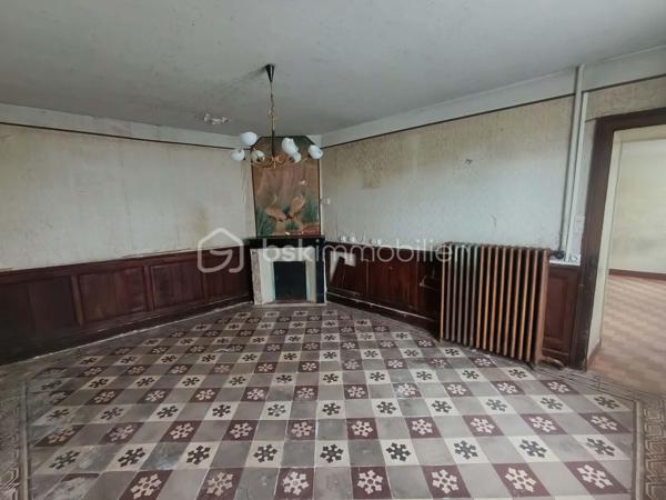 Située sur la commune de Mortrée, à seulement 10 minutes à pied des commodités, cette maison offre un beau potentiel pour un projet de rénovation et de personnalisation.

- Le rez-de-chaussée permet d'envisager une vie de plain-pied grâce à la présence d'une chambre, d'une cuisine, d'un salon, d'une petite arrière-cuisine, d'une véranda, de WC séparés et d'une salle d'eau.

- À l'étage, un dégagement avec évier dessert trois chambres, offrant des possibilités d'aménagement supplémentaires selon vos besoins.

- À l'extérieur, vous profiterez d'un petit jardin ainsi que de petites dépendances.

Un véritable atout : la propriété est vendue avec un terrain non attenant, situé à quelques mètres de la maison et comprenant un grande garage.

Des travaux sont à prévoir, notamment en matière d'isolation et d'électricité. Cette maison s'adresse aux acquéreurs souhaitant réaliser un projet à leur image et valoriser un bien selon leurs envies.

Une opportunité à découvrir pour les amateurs de rénovation, les primo-accédants ou les investisseurs à la recherche d'un bien offrant de belles possibilités.

À visiter sans tarder !
06 82 17 42 95