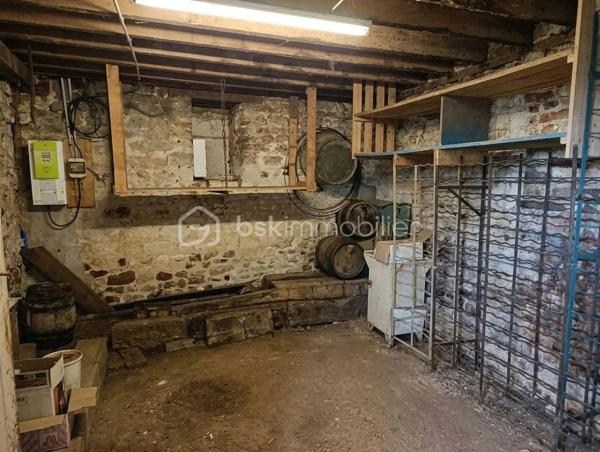 Située sur la commune de Mortrée, à seulement 10 minutes à pied des commodités, cette maison offre un beau potentiel pour un projet de rénovation et de personnalisation.

- Le rez-de-chaussée permet d'envisager une vie de plain-pied grâce à la présence d'une chambre, d'une cuisine, d'un salon, d'une petite arrière-cuisine, d'une véranda, de WC séparés et d'une salle d'eau.

- À l'étage, un dégagement avec évier dessert trois chambres, offrant des possibilités d'aménagement supplémentaires selon vos besoins.

- À l'extérieur, vous profiterez d'un petit jardin ainsi que de petites dépendances.

Un véritable atout : la propriété est vendue avec un terrain non attenant, situé à quelques mètres de la maison et comprenant un grande garage.

Des travaux sont à prévoir, notamment en matière d'isolation et d'électricité. Cette maison s'adresse aux acquéreurs souhaitant réaliser un projet à leur image et valoriser un bien selon leurs envies.

Une opportunité à découvrir pour les amateurs de rénovation, les primo-accédants ou les investisseurs à la recherche d'un bien offrant de belles possibilités.

À visiter sans tarder !
06 82 17 42 95