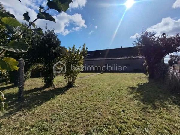 Située sur la commune de Mortrée, à seulement 10 minutes à pied des commodités, cette maison offre un beau potentiel pour un projet de rénovation et de personnalisation.

- Le rez-de-chaussée permet d'envisager une vie de plain-pied grâce à la présence d'une chambre, d'une cuisine, d'un salon, d'une petite arrière-cuisine, d'une véranda, de WC séparés et d'une salle d'eau.

- À l'étage, un dégagement avec évier dessert trois chambres, offrant des possibilités d'aménagement supplémentaires selon vos besoins.

- À l'extérieur, vous profiterez d'un petit jardin ainsi que de petites dépendances.

Un véritable atout : la propriété est vendue avec un terrain non attenant, situé à quelques mètres de la maison et comprenant un grande garage.

Des travaux sont à prévoir, notamment en matière d'isolation et d'électricité. Cette maison s'adresse aux acquéreurs souhaitant réaliser un projet à leur image et valoriser un bien selon leurs envies.

Une opportunité à découvrir pour les amateurs de rénovation, les primo-accédants ou les investisseurs à la recherche d'un bien offrant de belles possibilités.

À visiter sans tarder !
06 82 17 42 95