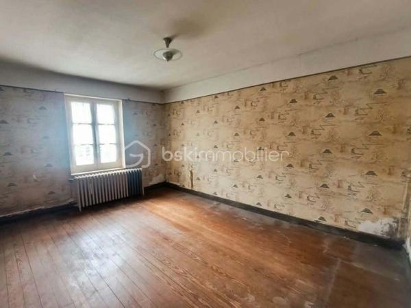 Située sur la commune de Mortrée, à seulement 10 minutes à pied des commodités, cette maison offre un beau potentiel pour un projet de rénovation et de personnalisation.

- Le rez-de-chaussée permet d'envisager une vie de plain-pied grâce à la présence d'une chambre, d'une cuisine, d'un salon, d'une petite arrière-cuisine, d'une véranda, de WC séparés et d'une salle d'eau.

- À l'étage, un dégagement avec évier dessert trois chambres, offrant des possibilités d'aménagement supplémentaires selon vos besoins.

- À l'extérieur, vous profiterez d'un petit jardin ainsi que de petites dépendances.

Un véritable atout : la propriété est vendue avec un terrain non attenant, situé à quelques mètres de la maison et comprenant un grande garage.

Des travaux sont à prévoir, notamment en matière d'isolation et d'électricité. Cette maison s'adresse aux acquéreurs souhaitant réaliser un projet à leur image et valoriser un bien selon leurs envies.

Une opportunité à découvrir pour les amateurs de rénovation, les primo-accédants ou les investisseurs à la recherche d'un bien offrant de belles possibilités.

À visiter sans tarder !
06 82 17 42 95